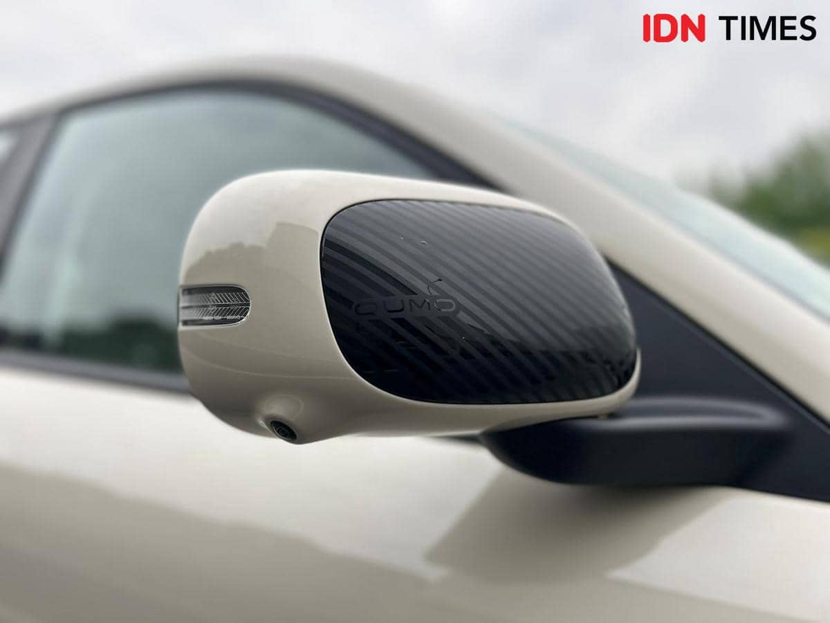 Spion mobil Chery Q berwarna putih dengan penutup serat karbon, dilengkapi lampu sein dan kamera 540 derajat di bagian bawahnya.
