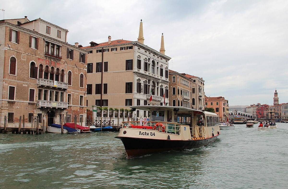 Pemandangan Grand Canal di Venesia, Italia, yang menampilkan bus air umum yang dikenal sebagai Vaporetto.