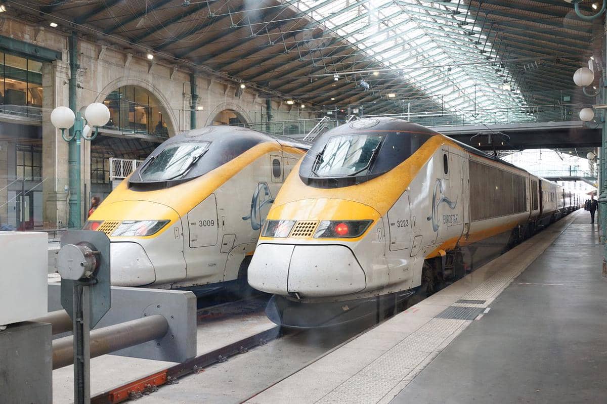 Kereta cepat Eurostar di stasiun kereta api Gare du Nord, Paris, Prancis.