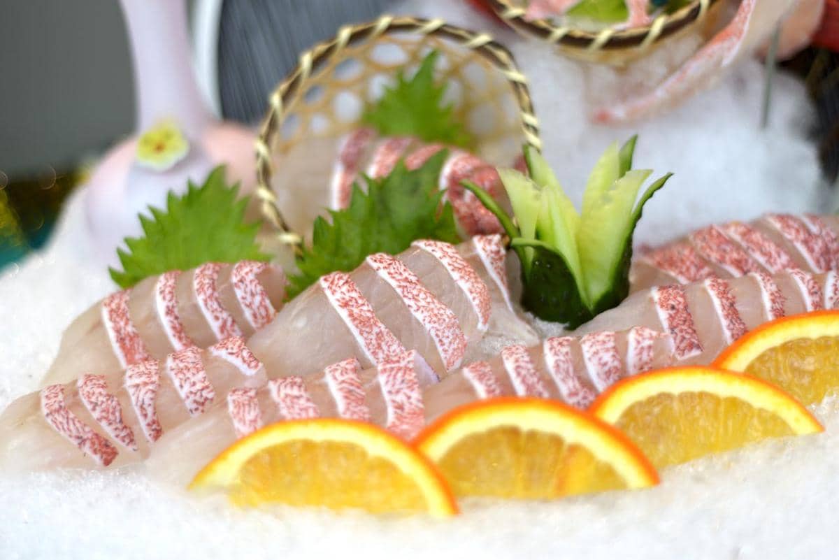 5 Alasan Daun Shiso Selalu Ada di Piring Sashimi