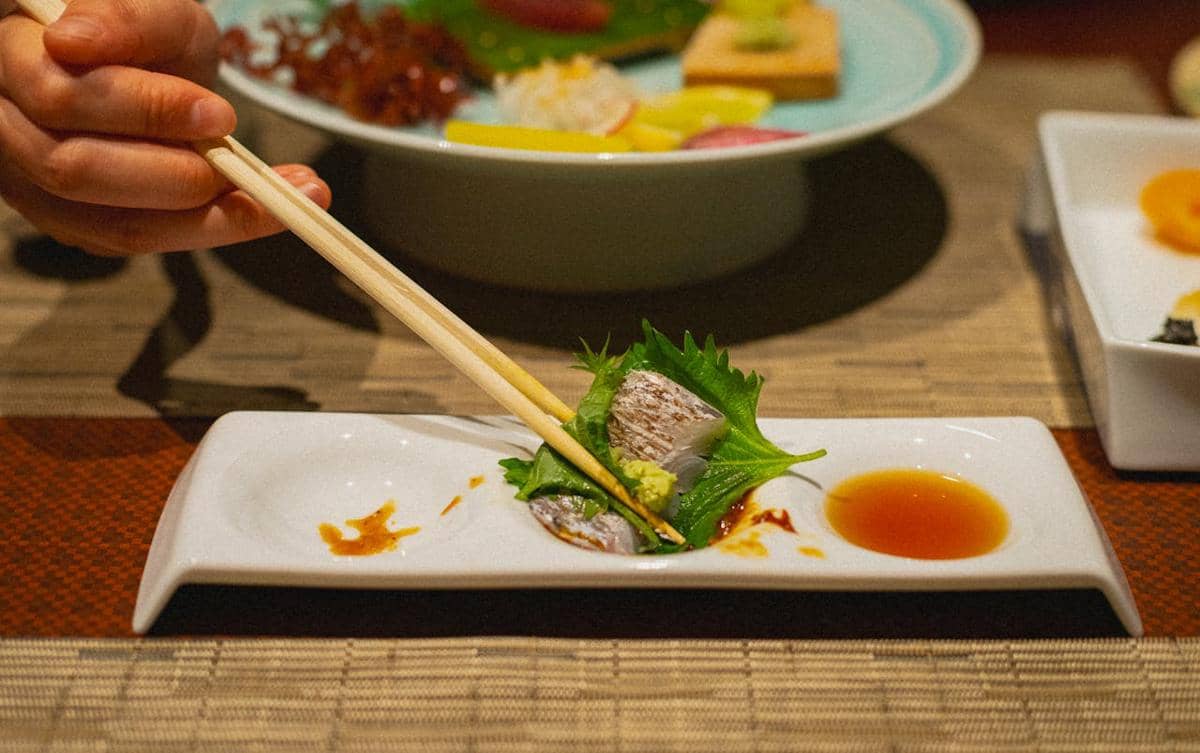 Daun sisho memberi kompleksitas rasa pada sashimi