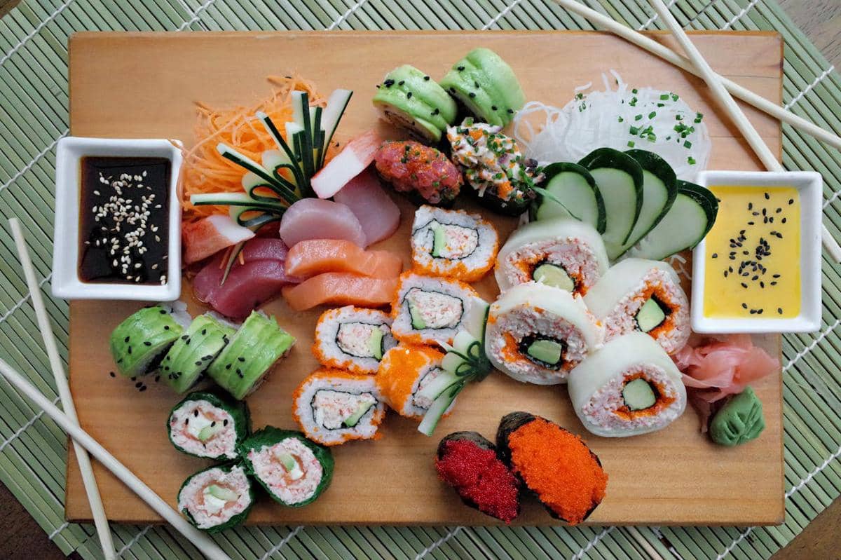 5 Bahan di Plating Sushi yang Ternyata Bisa Dimakan, Bukan Pajangan!