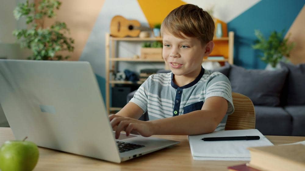 ilustrasi seorang anak sedang belajar di depan laptop 
