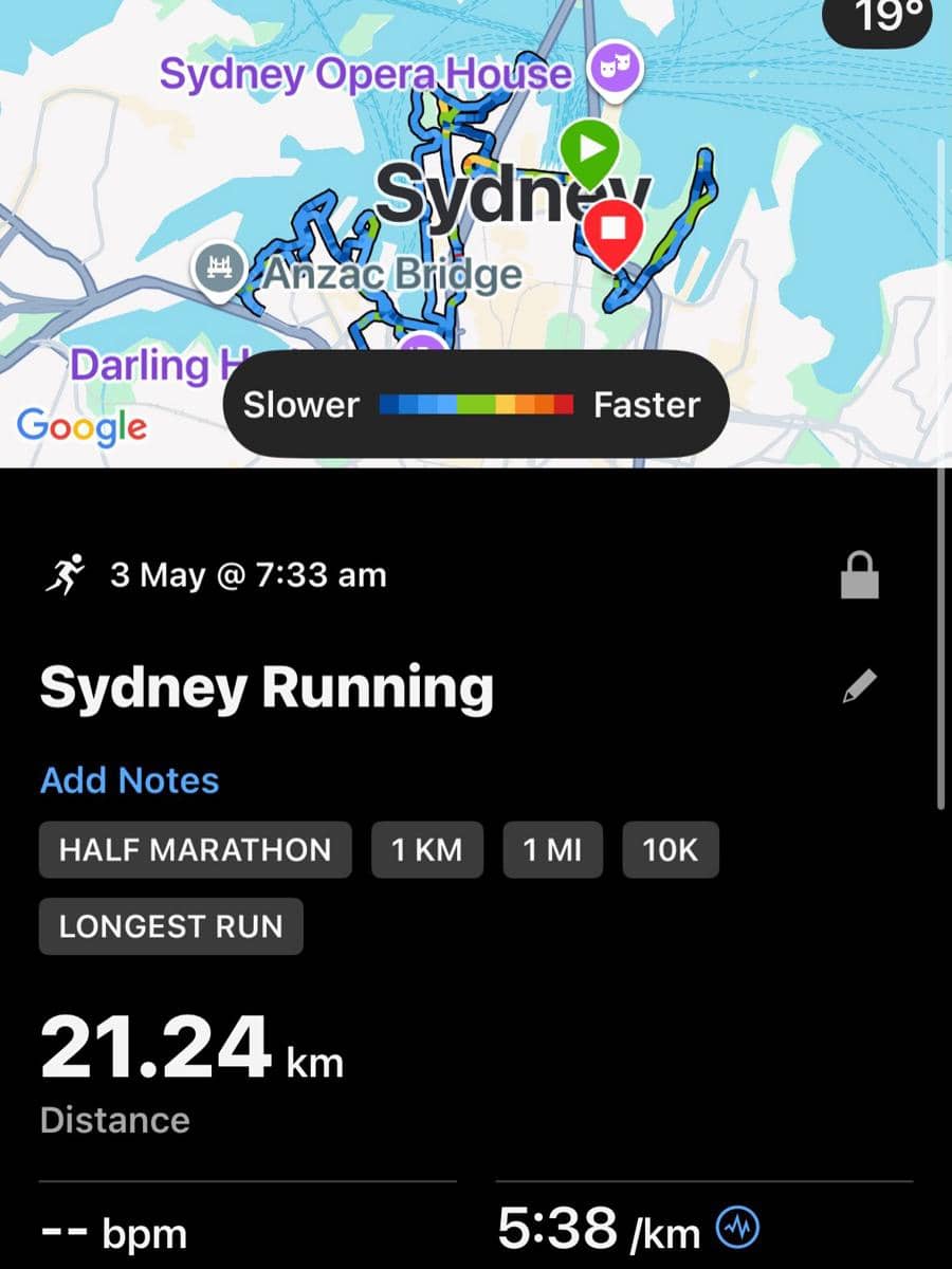 Tangkapan layar aplikasi lari menunjukkan hasil Sydney Half Marathon sejauh 21,24 km dengan kecepatan rata-rata 5:38 per km.