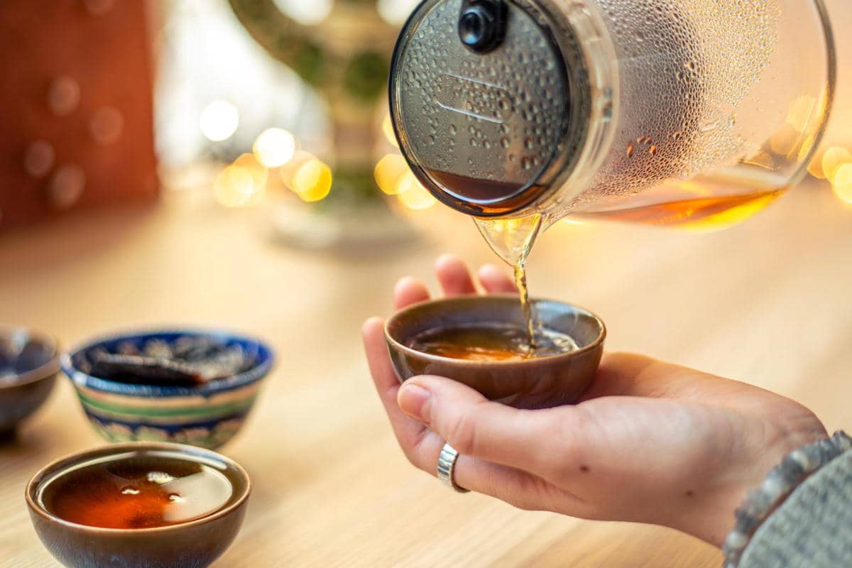 ilustrasi minum oolong tea