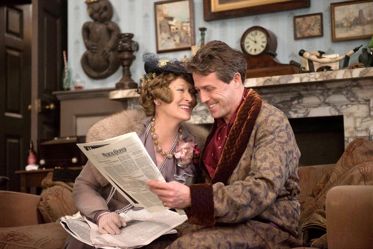 Meryl Streep (kiri) dalam film Florence Foster Jenkins