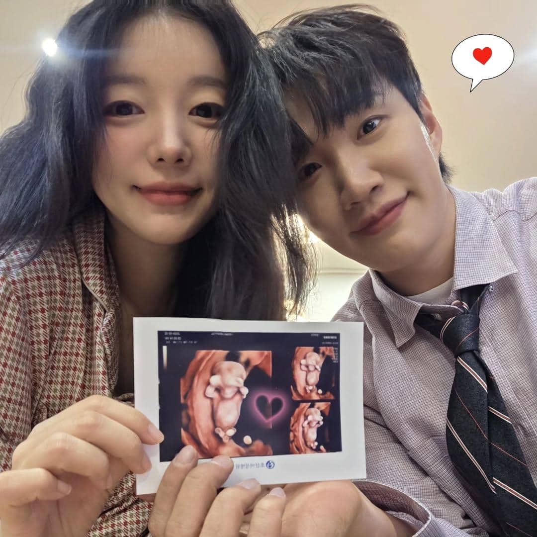Potret Moon Ji In dan suaminya 