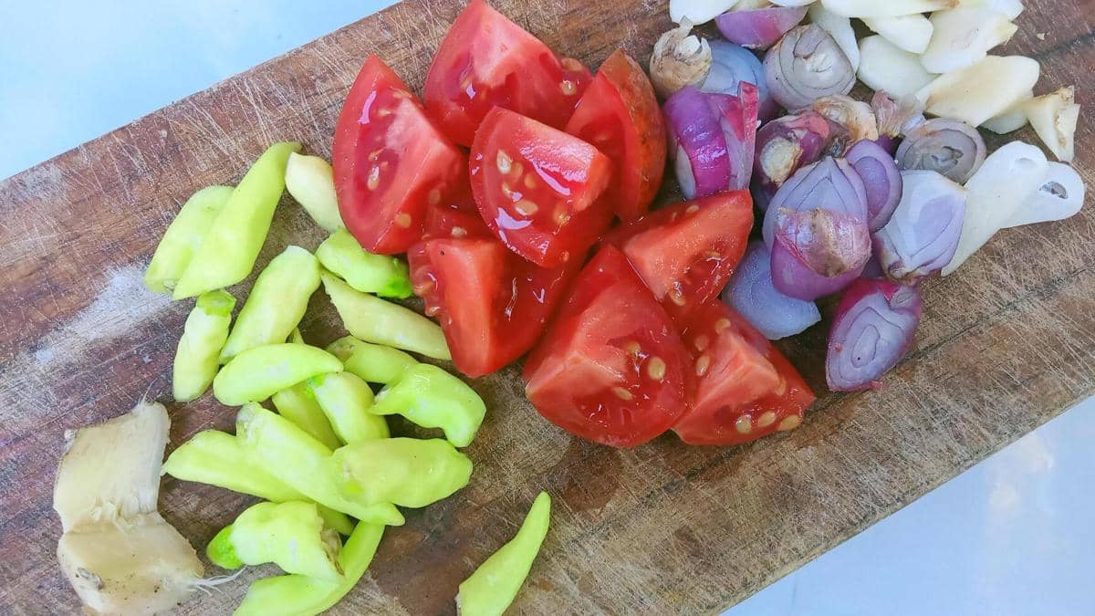 ilustrasi bahan utama sambal colo-colo dan sambal dabu-dabu