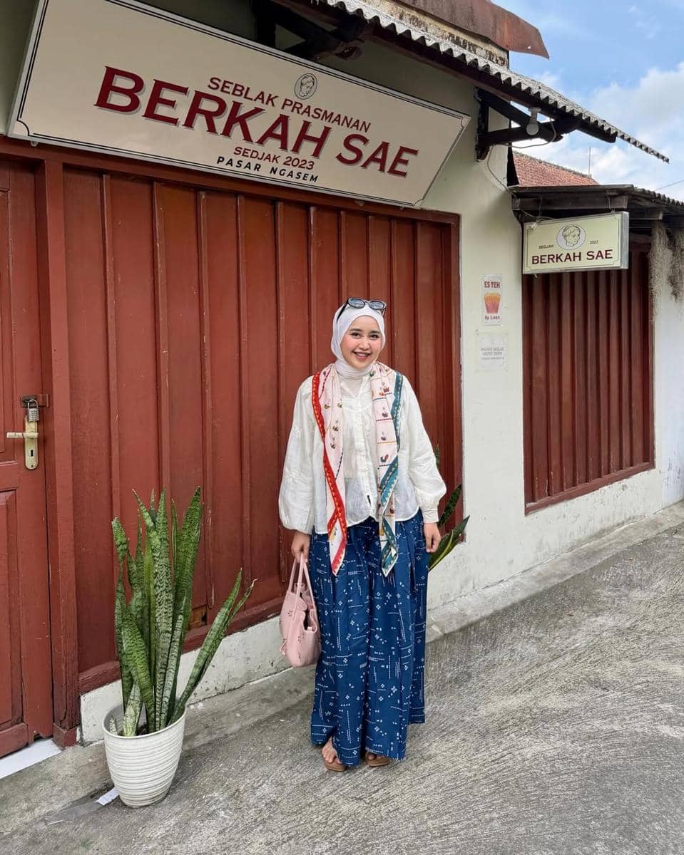 Gaya Liburan ala Meilan Indrajati 