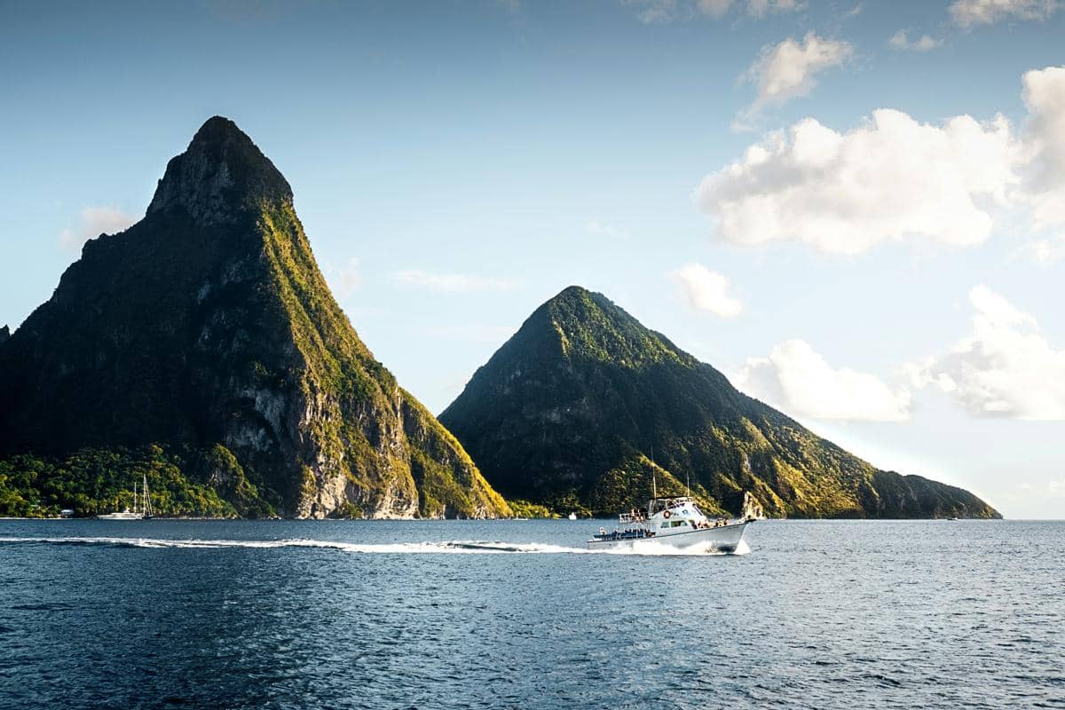 Gros Piton dan Petit Piton, dua gunung kembar yang menjadi simbol Saint Lucia.