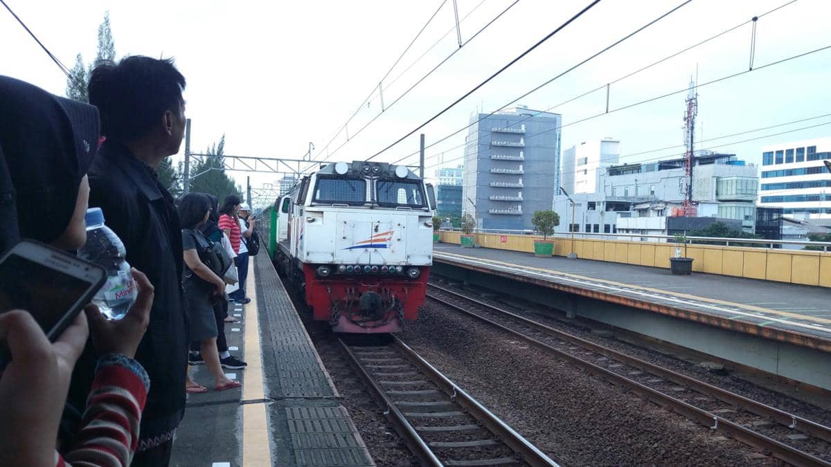 ilustrasi penumpang menunggu kereta