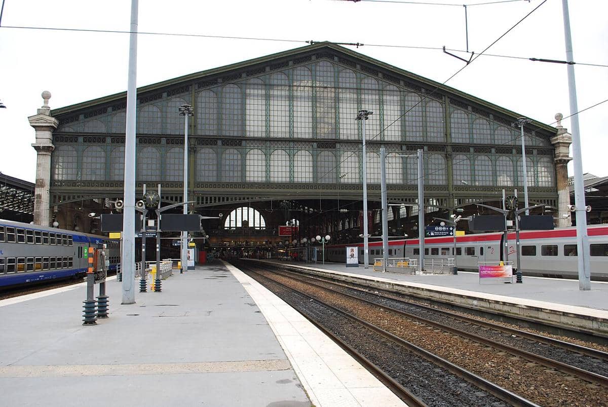 Stasiun kereta api Gare du Nord di Paris, Prancis.