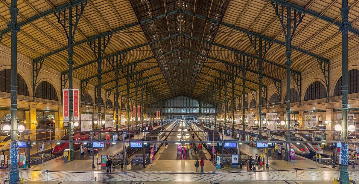 Interior stasiun kereta api Gare du Nord di Paris, Prancis.