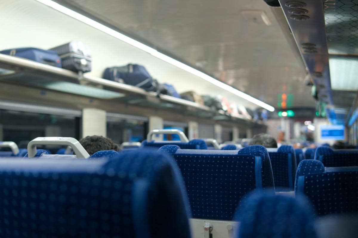 ilustrasi tempat duduk kereta api (unsplash.com/Harsh Khandelwal)