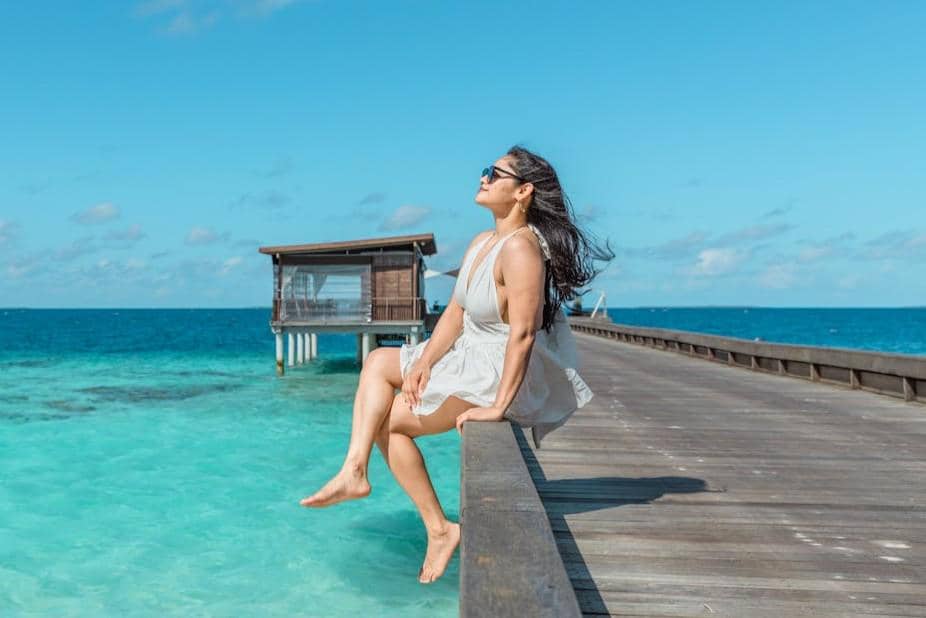ilustrasi wisatawan di overwater villa