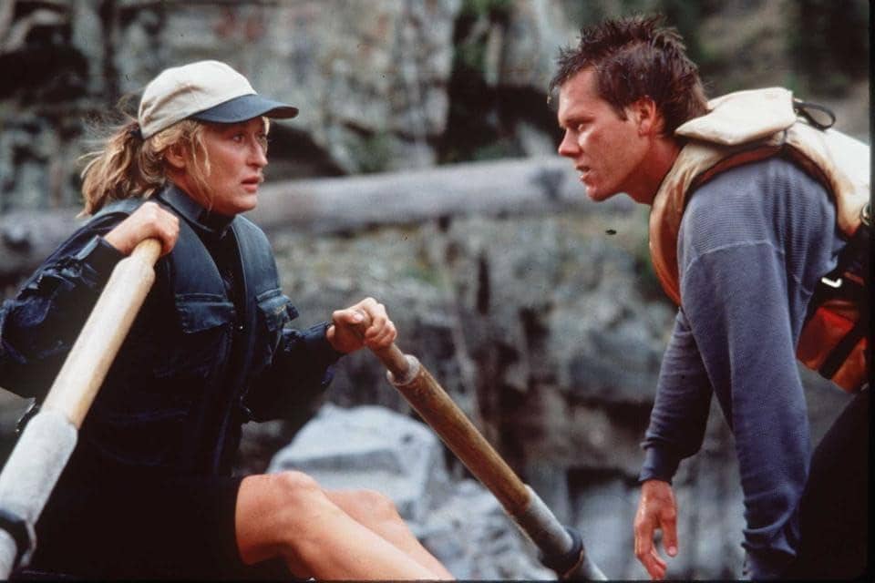Meryl Streep (kiri) dalam The River Wild