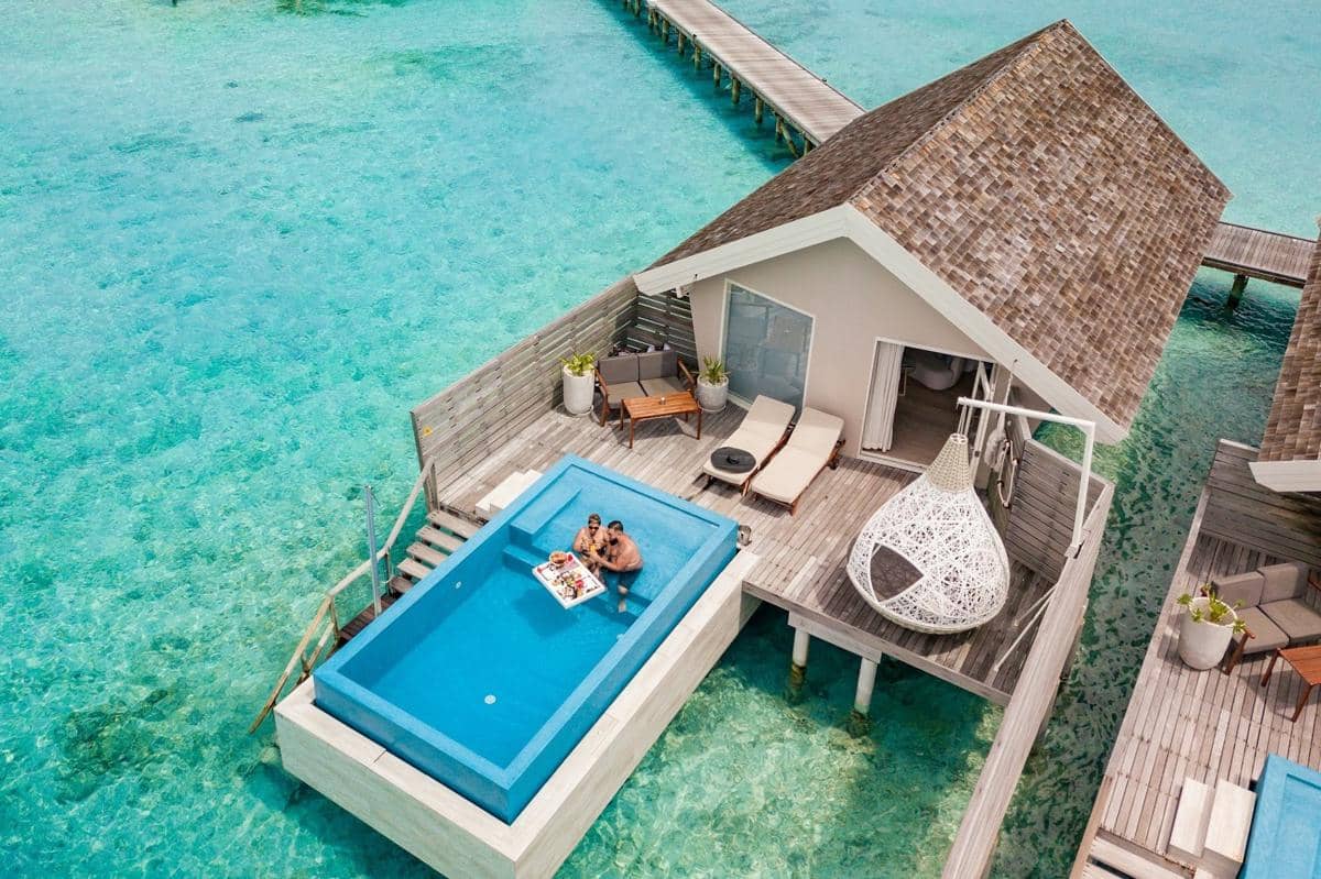 overwater villa di Maldives dengan fasilitas kolam renang