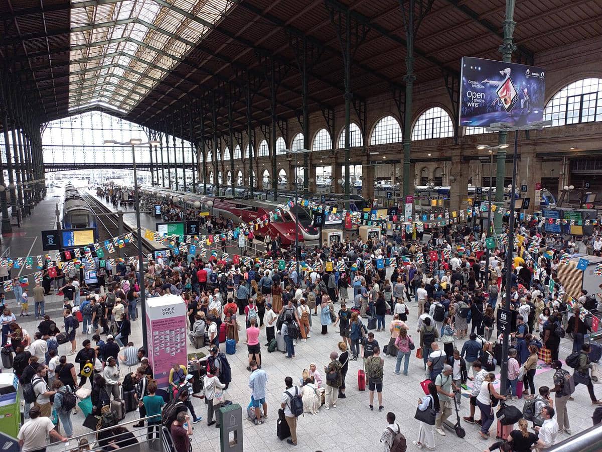 Keramaian di stasiun kereta api Gare du Nord di Paris, Prancis.