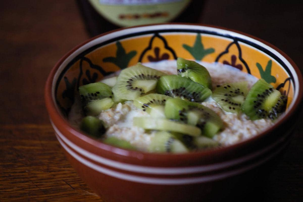 ilustrasi sarapan dengan oatmeal