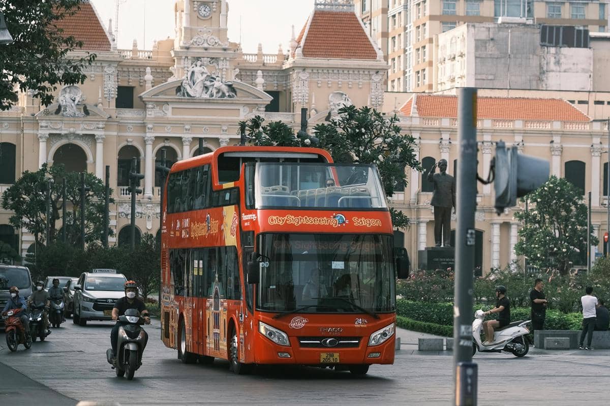 Ilustrasi jadwal perjalanan bus wisata pada akhir pekan di Surabaya.