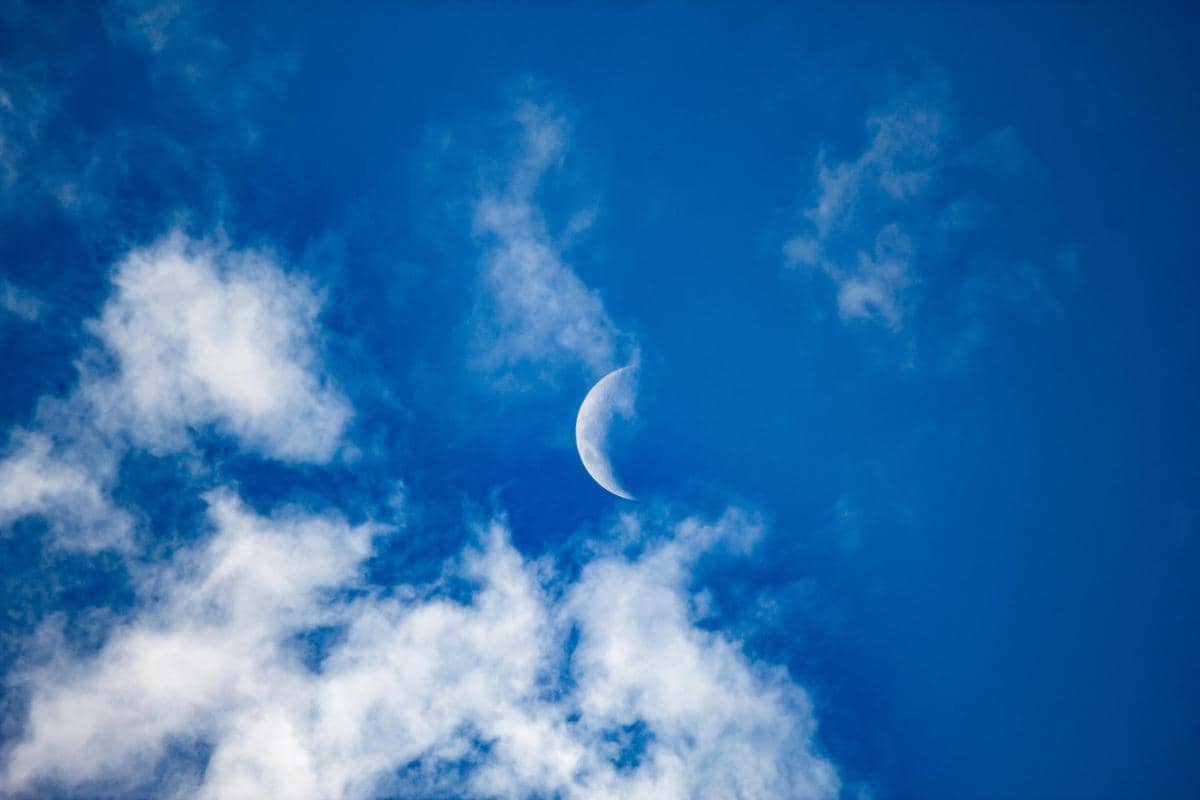 Bulan di siang hari