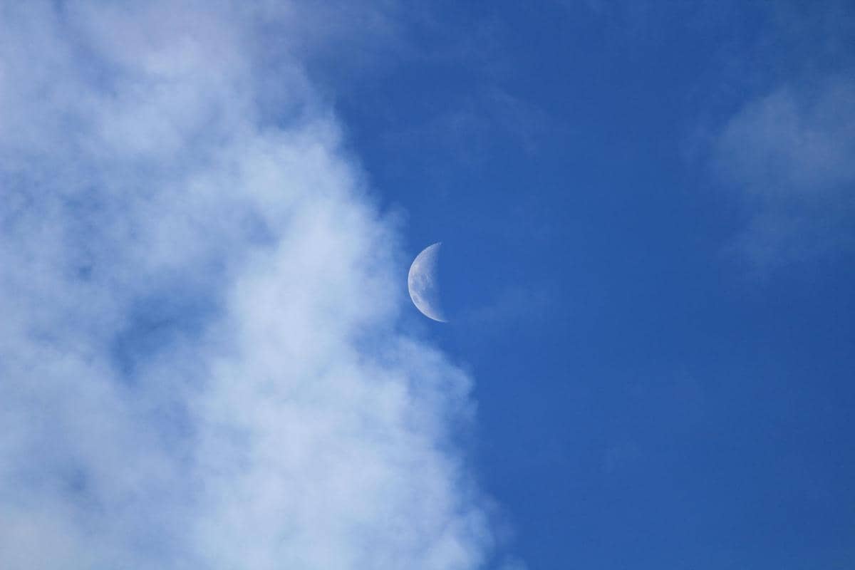 Bulan di siang hari