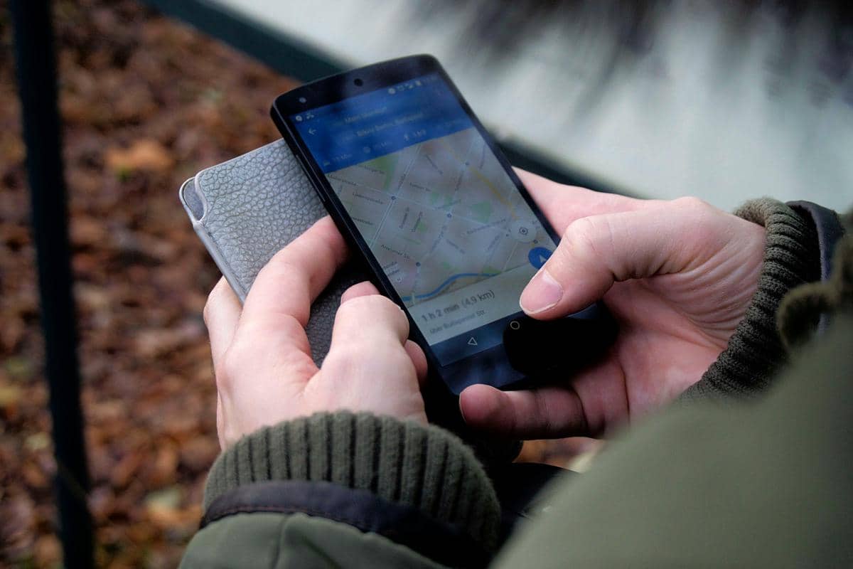 Ilustrasi pemesanan tiket wisata secara online melalui smartphone.