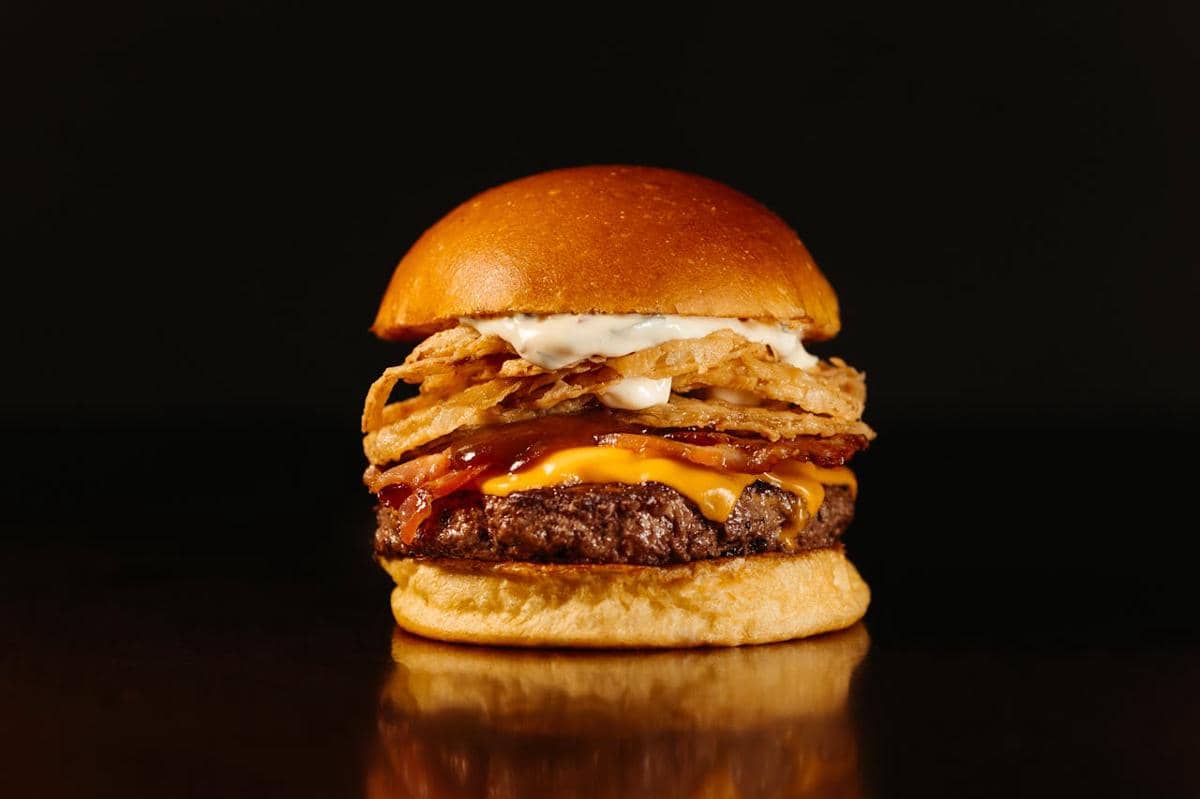 Resep Steakhouse Burger, Dagingnya Tebal dan Kejunya Lumer!