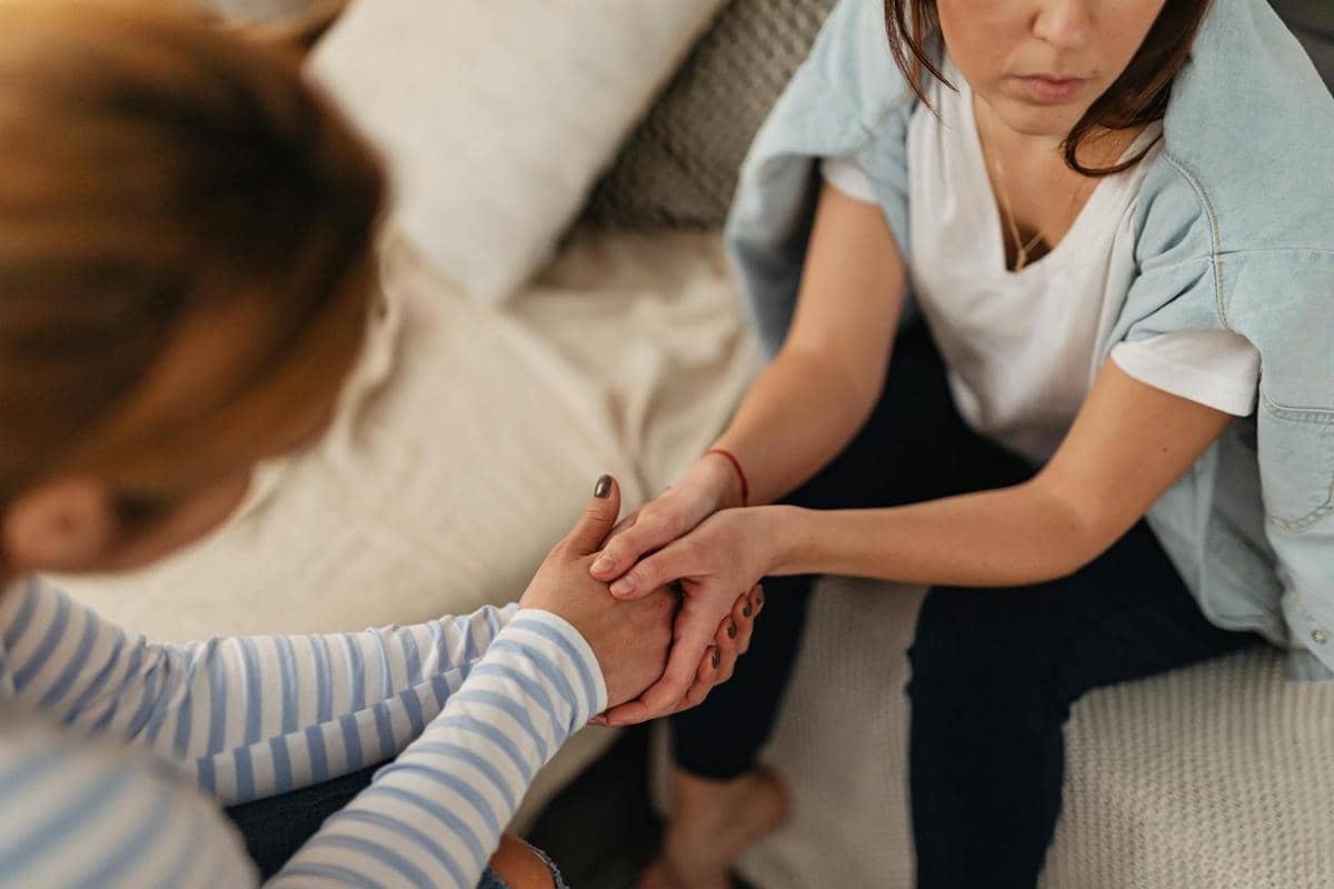 bidan yang memberikan dukungan seorang ibu