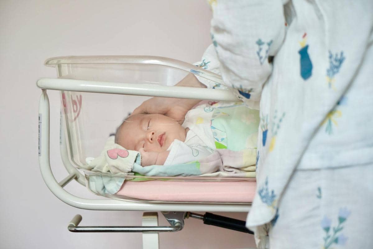 mengasuh bayi yang baru lahir 