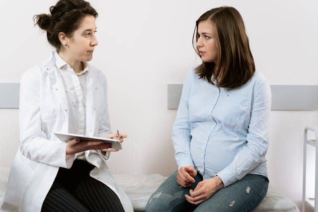 5 Cara Bidan Jadi Support System Penting bagi Kesehatan Mental Ibu