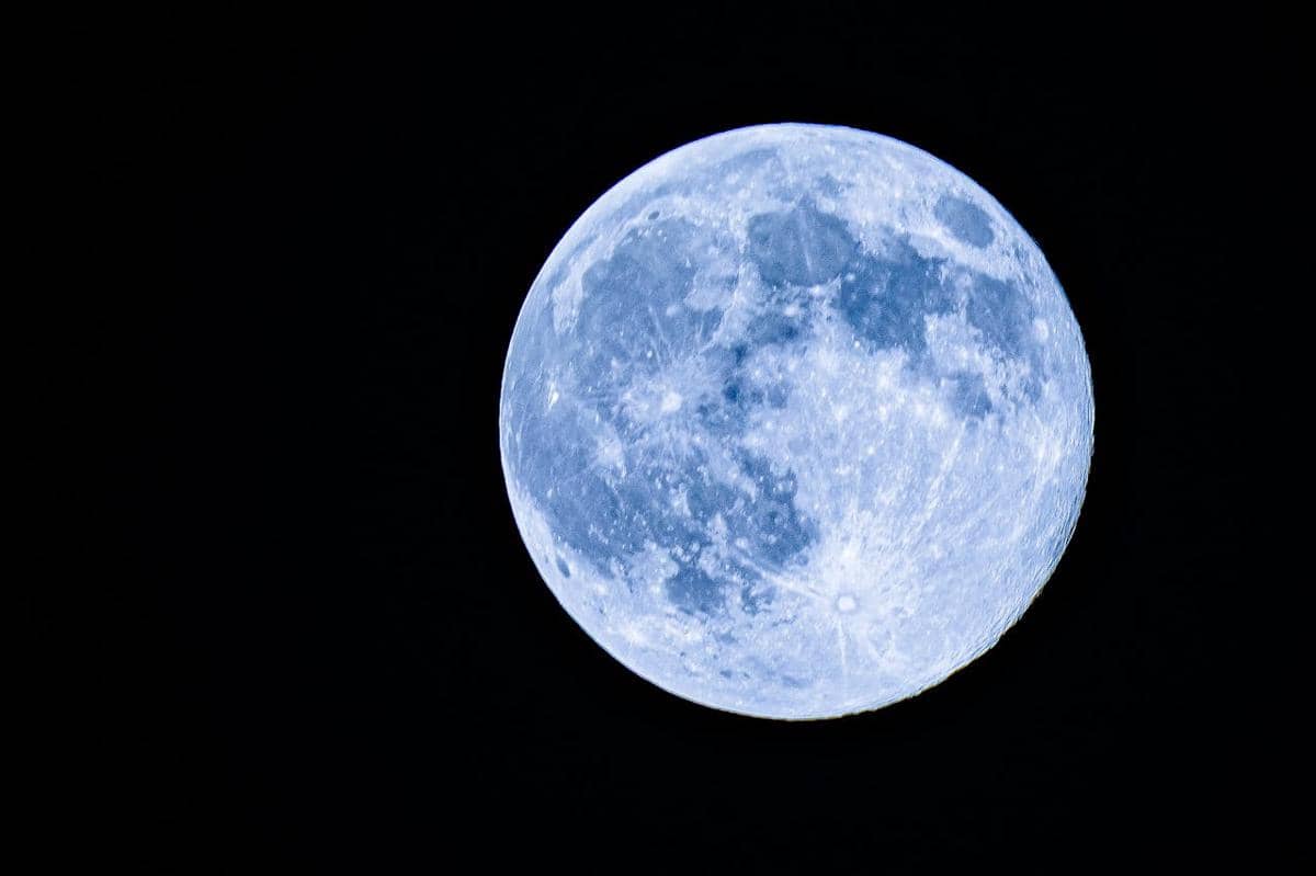 5 Fakta Blue Moon, Ternyata Gak Berwarna Biru dan Jarang Terjadi!