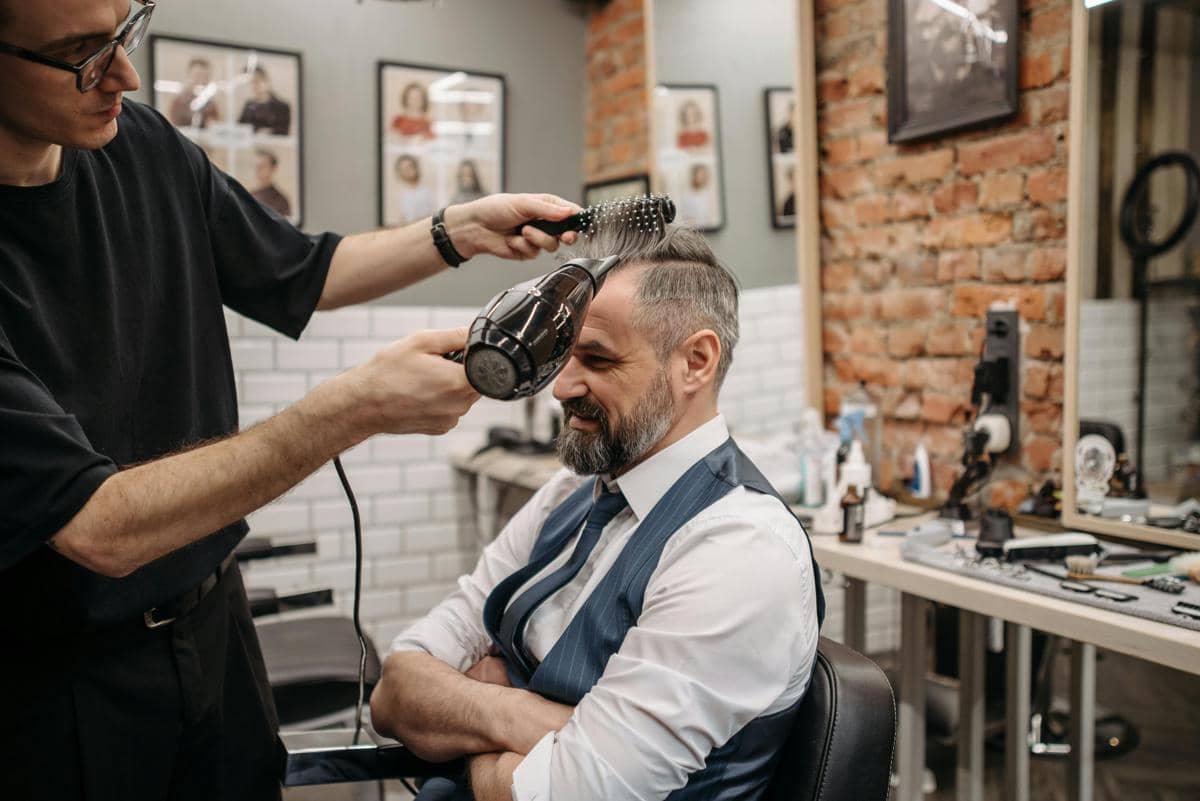6 Cara Membentuk Gaya Rambut Quiff agar Lebih Bervolume dan Stylish