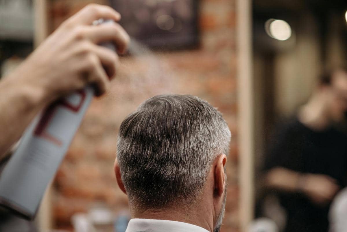 ilustrasi menyemprotkan sea salt spray pada rambut (pexels.com/Pavel Danilyuk)