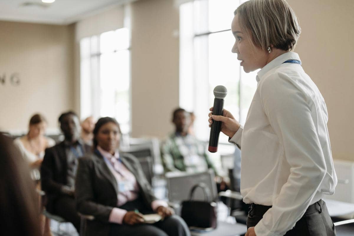 Ilustrasi public speaking