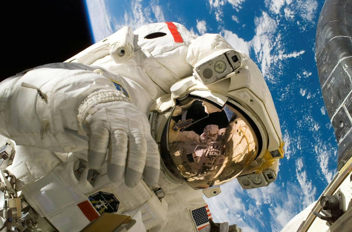 ilustrasi astronaut yang punya batasan