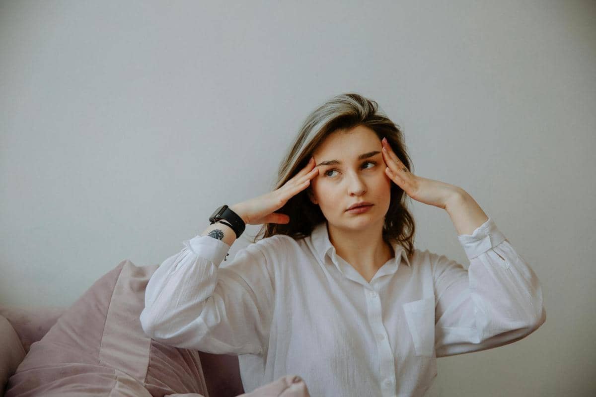 ilustrasi perempuan overthinking
