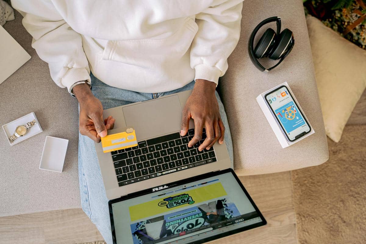 Ilustrasi proses pembayaran digital menggunakan QRIS melalui aplikasi e-wallet atau mobile banking. 