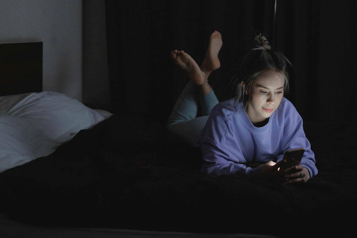 5 Cara Menghentikan Doomscrolling saat Malam Hari