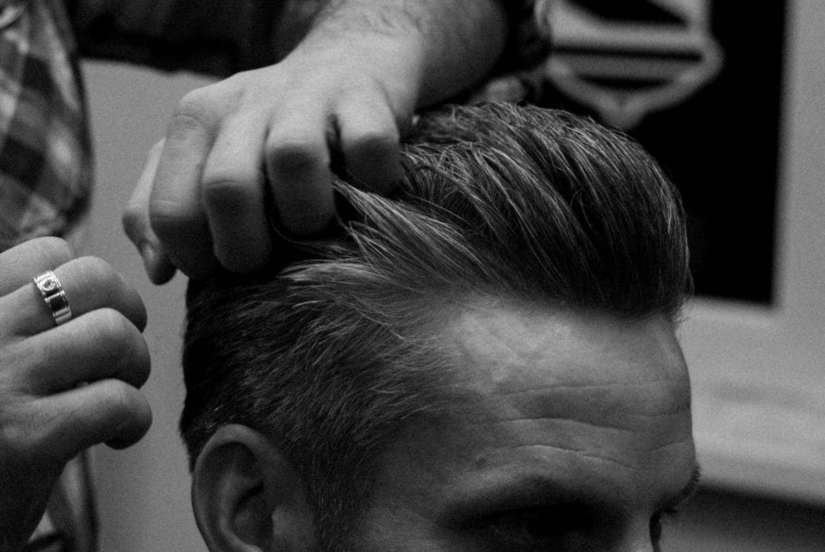 ilustrasi menata rambut dengan clay dan wax (pexels.com/Vitaly Gorbachev)