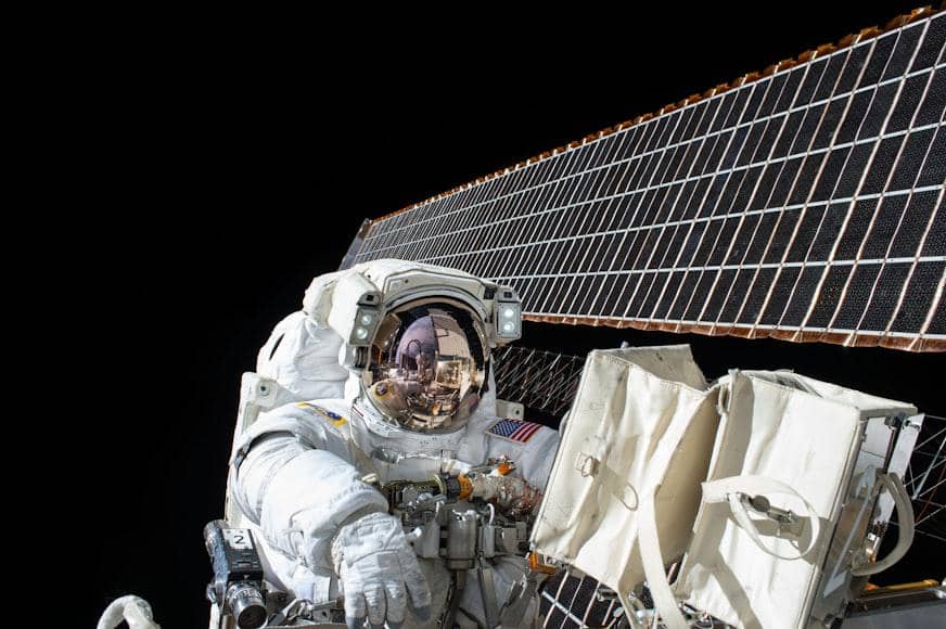 ilustrasi astronaut perbaiki mesin