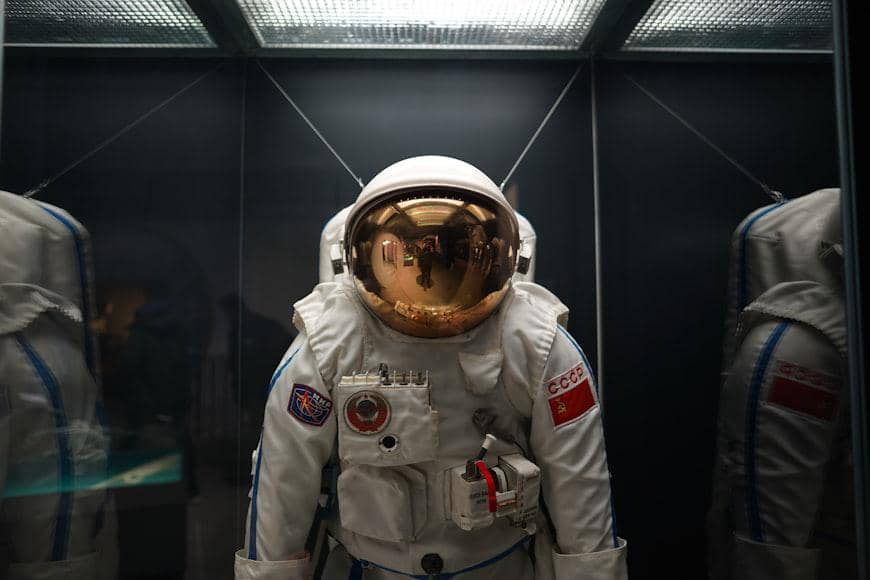 ilustrasi astronaut dengan aturan ketat