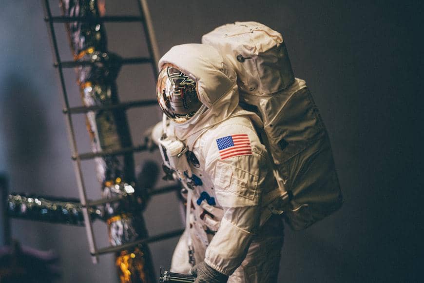 ilustrasi astronaut yang mengemban misi