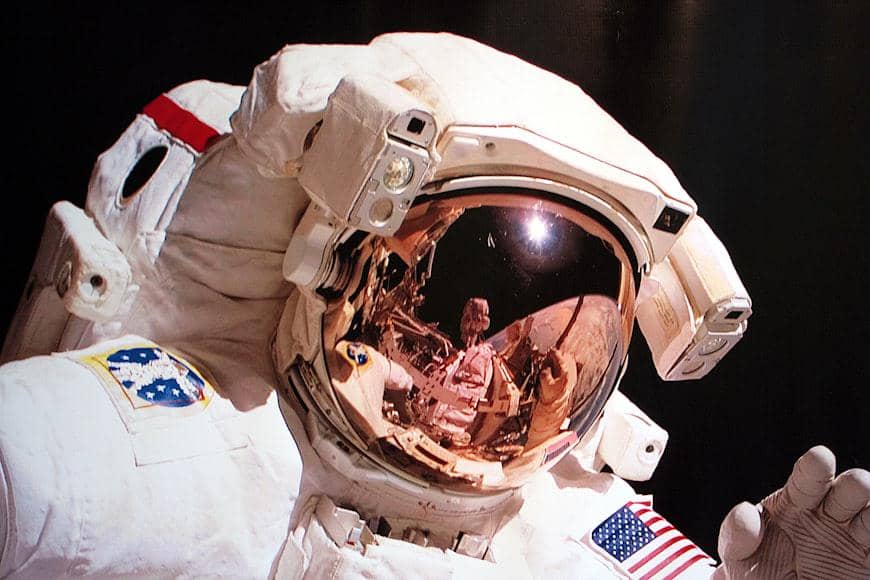 ilustrasi astronaut yang takbisa kabur