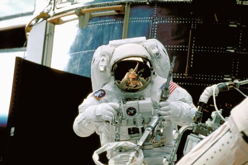 ilustrasi eksperimen astronaut