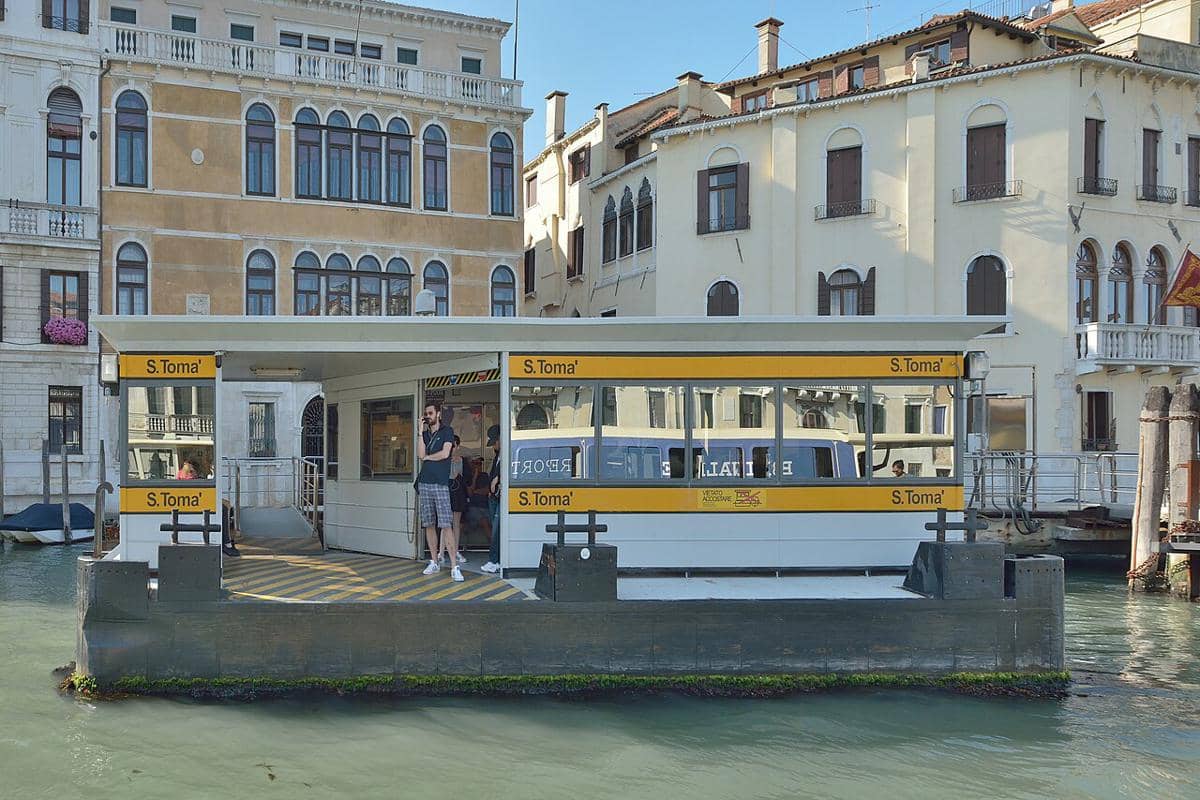 Halte vaporetto San Tomà yang terletak di Grand Canal di Venesia, Italia.