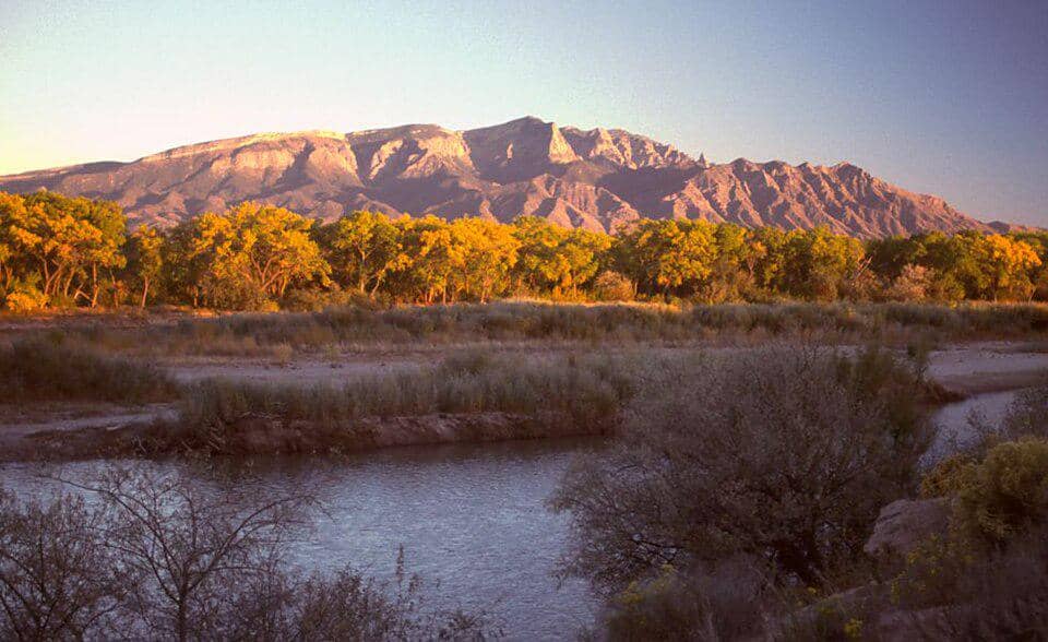 potret Pegunungan Sandia dengan latar depan Sungai Rio Grande