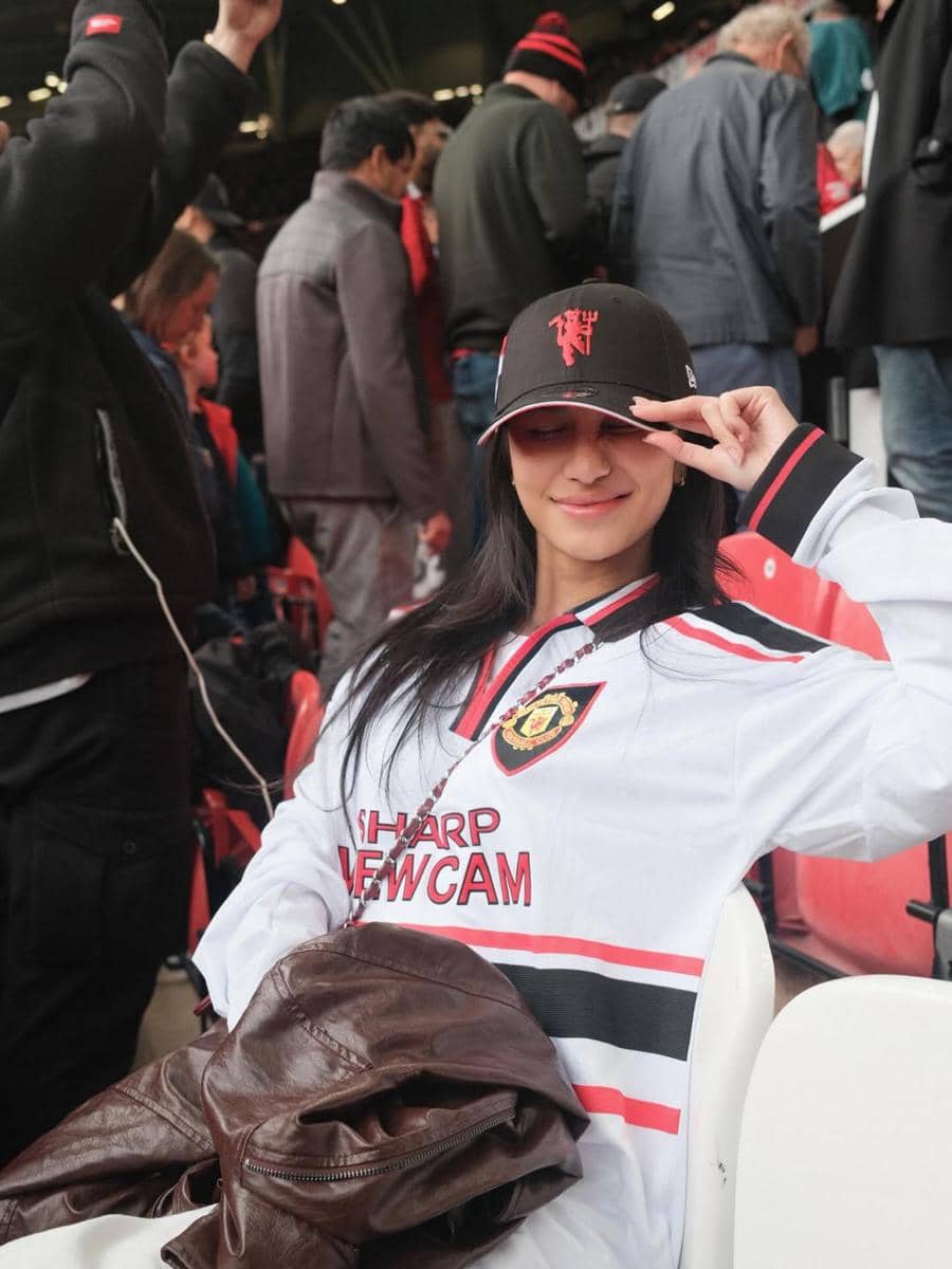 Azizah Salsha nonton MU di Old Trafford