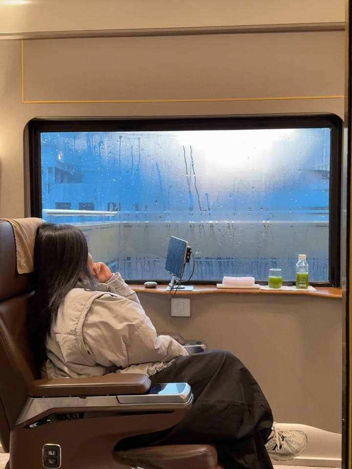 Yura Yunita naik luxury train ke Purwokerto