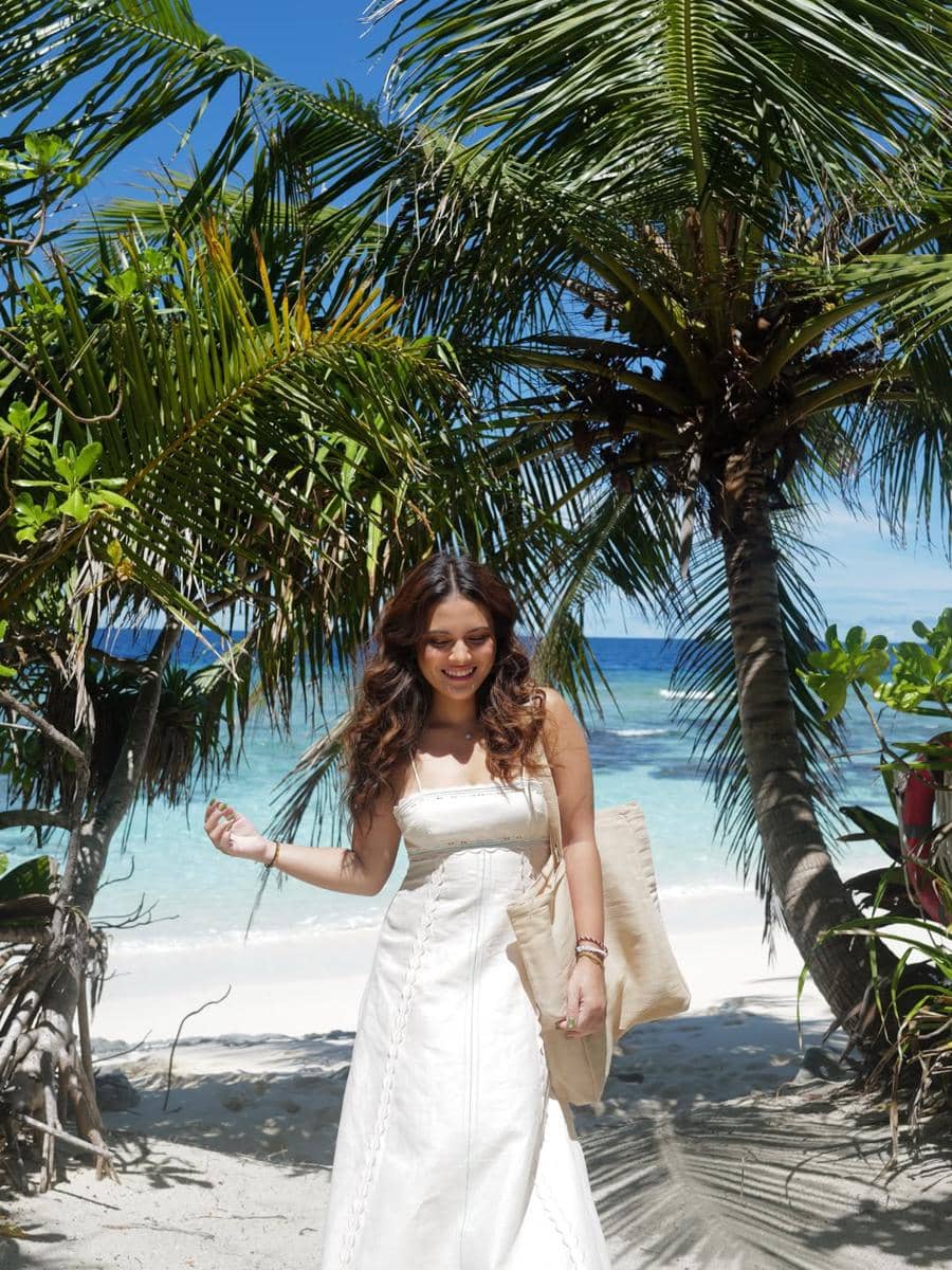 Marsha Aruan bergaun putih di Maldives